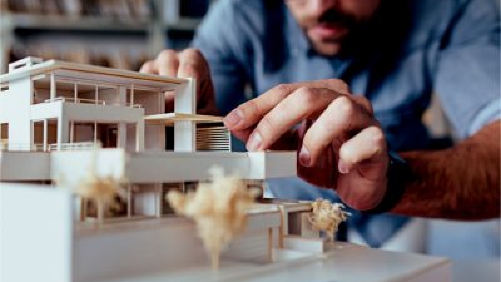3D model budovy s architektom na pozadí